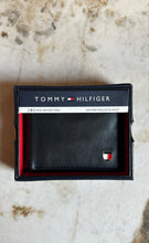 Cargar imagen en el visor de la galería, Billetera de cuero para hombre, color negro, marca Tommy Hilfiger