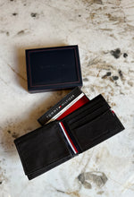 Cargar imagen en el visor de la galería, Billetera de cuero para hombre, color marrón oscuro, marca Tommy Hilfiger