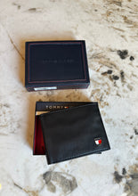 Cargar imagen en el visor de la galería, Billetera de cuero para hombre, color negro, marca Tommy Hilfiger