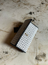 Cargar imagen en el visor de la galería, Billetera para mujer color azul Tommy Hilfiger