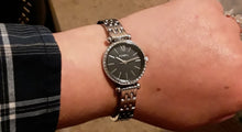 Cargar imagen en el visor de la galería, Reloj para mujer color silver, con dial color negro