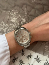 Cargar imagen en el visor de la galería, Reloj para mujer, color silver, acero inoxidable, case mediano 34 mm.