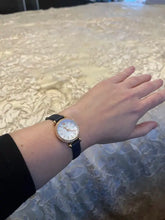 Cargar imagen en el visor de la galería, Reloj para mujer color rose gold, con correa de cuero color azul marino y dial blanco madre perla