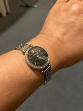 Cargar imagen en el visor de la galería, Reloj para mujer color silver, con dial color negro