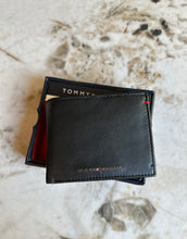 Cargar imagen en el visor de la galería, Billetera de cuero para hombre Tommy Hilfiger