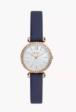 Cargar imagen en el visor de la galería, Reloj para mujer color rose gold, con correa de cuero color azul marino y dial blanco madre perla
