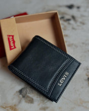 Cargar imagen en el visor de la galería, Billetera de cuero para hombre Levi’s