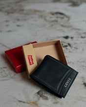 Cargar imagen en el visor de la galería, Billetera de cuero para hombre Levi’s
