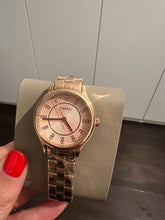 Cargar imagen en el visor de la galería, Reloj para mujer, moderno y sofisticado, rose gold, acero inoxidable, case mediano 30mm.