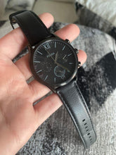 Cargar imagen en el visor de la galería, Reloj para hombre, color negro, acero inoxidable, con manilla de cuero color negro. Case grande 44mm.