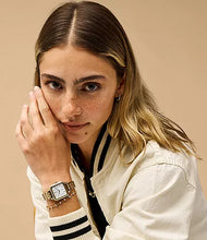 Cargar imagen en el visor de la galería, Reloj para mujer color gold, acero inoxidable. Case cuadrado de 28mm. Dial color blanco satin.