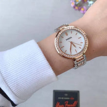 Cargar imagen en el visor de la galería, Reloj para mujer en dos tonos: silver y rose gold, acero inoxidable, con dial color blanco madre perla. Case mediano 34mm.