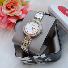 Cargar imagen en el visor de la galería, Reloj para mujer en dos tonos: silver y rose gold, acero inoxidable, con dial color blanco madre perla. Case mediano 34mm.