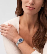 Cargar imagen en el visor de la galería, Reloj para mujer, color silver, acero inoxidable, esfera azul texturizada, case mediano 30 mm.