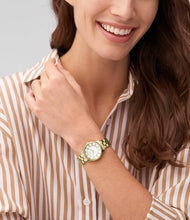 Cargar imagen en el visor de la galería, Reloj para mujer, color gold, acero inoxidable, esfera plateada texturizada, case mediano 30 mm.
