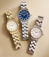 Cargar imagen en el visor de la galería, Reloj para mujer, color gold, acero inoxidable, esfera plateada texturizada, case mediano 30 mm.