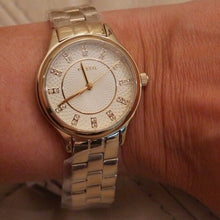 Cargar imagen en el visor de la galería, Reloj para mujer, color gold, acero inoxidable, esfera plateada texturizada, case mediano 30 mm.