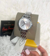 Cargar imagen en el visor de la galería, Reloj para mujer color silver, acero inoxidable. De lujo, con cristal facetado. Case mediano 34mm.