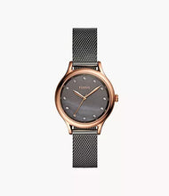 Cargar imagen en el visor de la galería, Reloj para mujer color gris grafito, con elegante pulsera de malla tejida en acero inoxidable, con cristal facetado. Case color rose gold, mediano 34mm.