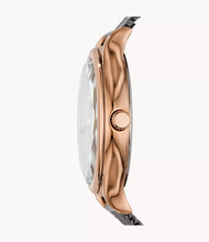 Cargar imagen en el visor de la galería, Reloj para mujer color gris grafito, con elegante pulsera de malla tejida en acero inoxidable, con cristal facetado. Case color rose gold, mediano 34mm.