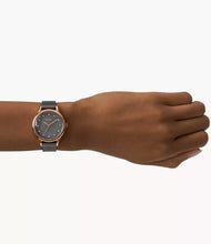 Cargar imagen en el visor de la galería, Reloj para mujer color gris grafito, con elegante pulsera de malla tejida en acero inoxidable, con cristal facetado. Case color rose gold, mediano 34mm.