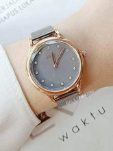 Cargar imagen en el visor de la galería, Reloj para mujer color gris grafito, con elegante pulsera de malla tejida en acero inoxidable, con cristal facetado. Case color rose gold, mediano 34mm.
