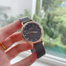 Cargar imagen en el visor de la galería, Reloj para mujer color gris grafito, con elegante pulsera de malla tejida en acero inoxidable, con cristal facetado. Case color rose gold, mediano 34mm.