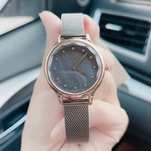 Cargar imagen en el visor de la galería, Reloj para mujer color gris grafito, con elegante pulsera de malla tejida en acero inoxidable, con cristal facetado. Case color rose gold, mediano 34mm.