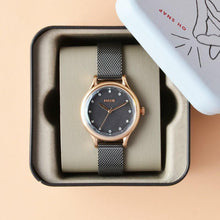 Cargar imagen en el visor de la galería, Reloj para mujer color gris grafito, con elegante pulsera de malla tejida en acero inoxidable, con cristal facetado. Case color rose gold, mediano 34mm.