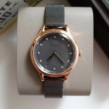 Cargar imagen en el visor de la galería, Reloj para mujer color gris grafito, con elegante pulsera de malla tejida en acero inoxidable, con cristal facetado. Case color rose gold, mediano 34mm.