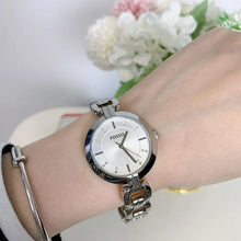 Cargar imagen en el visor de la galería, Reloj para mujer, color silver, acero inoxidable, case mediano 32 mm.