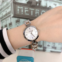 Cargar imagen en el visor de la galería, Reloj para mujer, color silver, acero inoxidable, case mediano 32 mm.