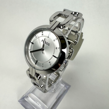 Cargar imagen en el visor de la galería, Reloj para mujer, color silver, acero inoxidable, case mediano 32 mm.