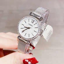 Cargar imagen en el visor de la galería, Reloj para mujer color silver, con elegante pulsera de malla tejida en acero inoxidable y dial blanco madre perla