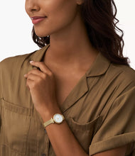 Cargar imagen en el visor de la galería, Reloj para mujer color gold, con elegante pulsera de malla tejida en acero inoxidable y dial blanco madre perla