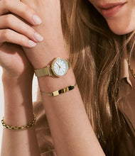 Cargar imagen en el visor de la galería, Reloj para mujer color gold, con elegante pulsera de malla tejida en acero inoxidable y dial blanco madre perla