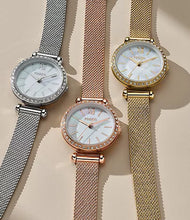 Cargar imagen en el visor de la galería, Reloj para mujer color gold, con elegante pulsera de malla tejida en acero inoxidable y dial blanco madre perla