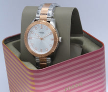 Cargar imagen en el visor de la galería, Reloj para mujer en dos tonos: silver y rose gold, acero inoxidable, con esfera color silver. Case mediano 38mm.