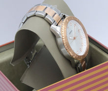 Cargar imagen en el visor de la galería, Reloj para mujer en dos tonos: silver y rose gold, acero inoxidable, con esfera color silver. Case mediano 38mm.