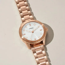 Cargar imagen en el visor de la galería, Reloj para mujer color rose gold, acero inoxidable, con esfera color silver. Case mediano 38mm.