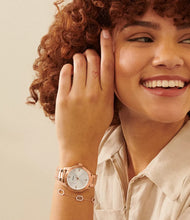 Cargar imagen en el visor de la galería, Reloj para mujer color rose gold, acero inoxidable, con esfera color silver. Case mediano 38mm.