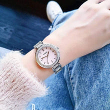 Cargar imagen en el visor de la galería, Reloj para mujer color silver, acero inoxidable, con dial color rosa madre perla. Case mediano 34mm.