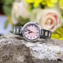 Cargar imagen en el visor de la galería, Reloj para mujer color silver, acero inoxidable, con dial color rosa madre perla. Case mediano 34mm.