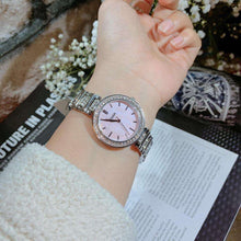 Cargar imagen en el visor de la galería, Reloj para mujer color silver, acero inoxidable, con dial color rosa madre perla. Case mediano 34mm.