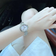 Cargar imagen en el visor de la galería, Reloj para mujer color silver, acero inoxidable, con dial color rosa madre perla. Case mediano 34mm.