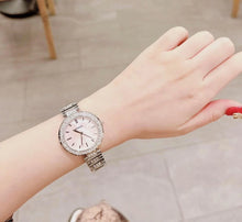 Cargar imagen en el visor de la galería, Reloj para mujer color silver, acero inoxidable, con dial color rosa madre perla. Case mediano 34mm.