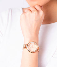 Cargar imagen en el visor de la galería, Reloj para mujer color rose gold, acero inoxidable, con dial color rose gold. Case mediano 34mm.
