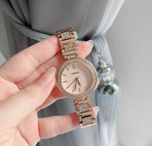 Cargar imagen en el visor de la galería, Reloj para mujer color rose gold, acero inoxidable, con dial color rose gold. Case mediano 34mm.