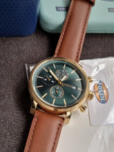 Cargar imagen en el visor de la galería, Reloj para hombre multifunción, esfera verde y correa de cuero marrón. Caja dorada de 43 mm.