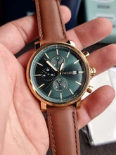 Cargar imagen en el visor de la galería, Reloj para hombre multifunción, esfera verde y correa de cuero marrón. Caja dorada de 43 mm.